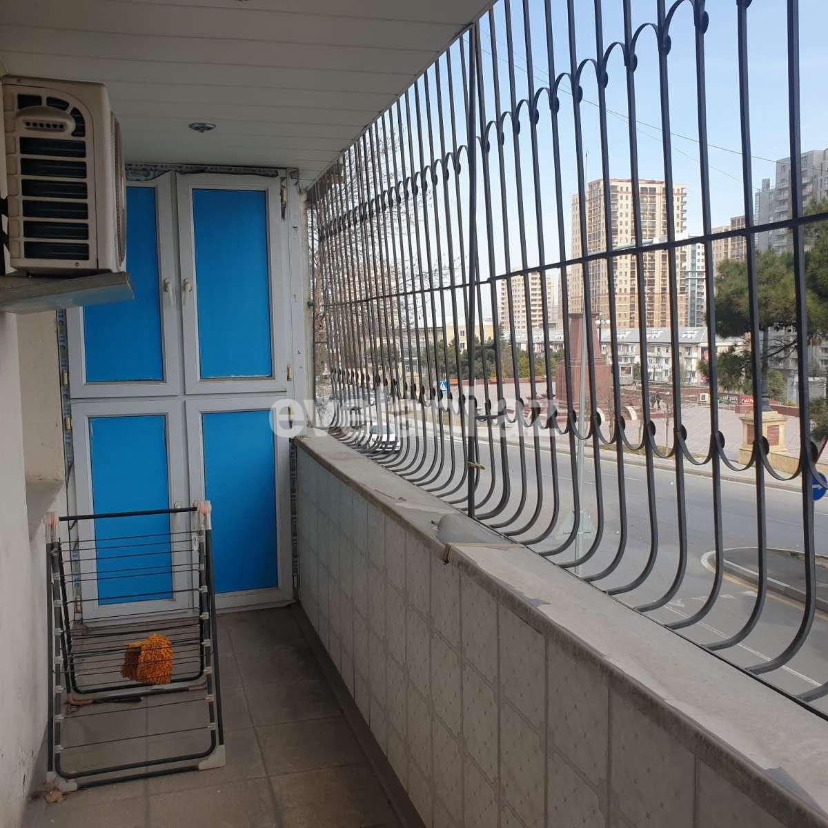 Продаётся, вторичка, 3-комнаты, 65 m², Баку, Ясамальский r, Элмляр Академиясы m.