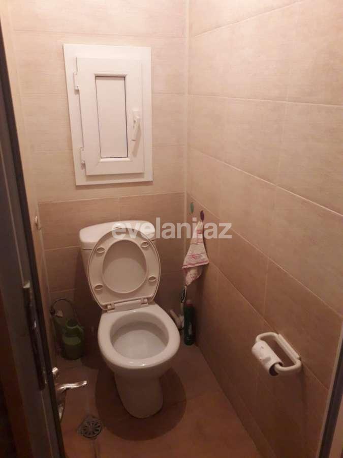 Satılır, köhnə tikili, 3 otaqlı, 70 m², Bakı, Binəqədi r, 8-ci mikrorayon q, Azadlıq prospekti m.