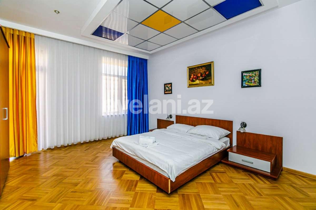 Rent, old building, 3 room, 130 m², Baku, Nasimi r, Sahil m.