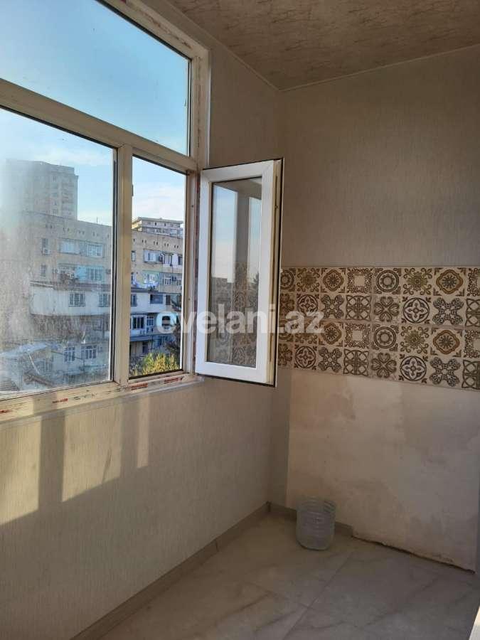 Satılır, köhnə tikili, 3 otaqlı, 50 m², Bakı, Binəqədi r, 7-ci mikrorayon q, Azadlıq prospekti m.