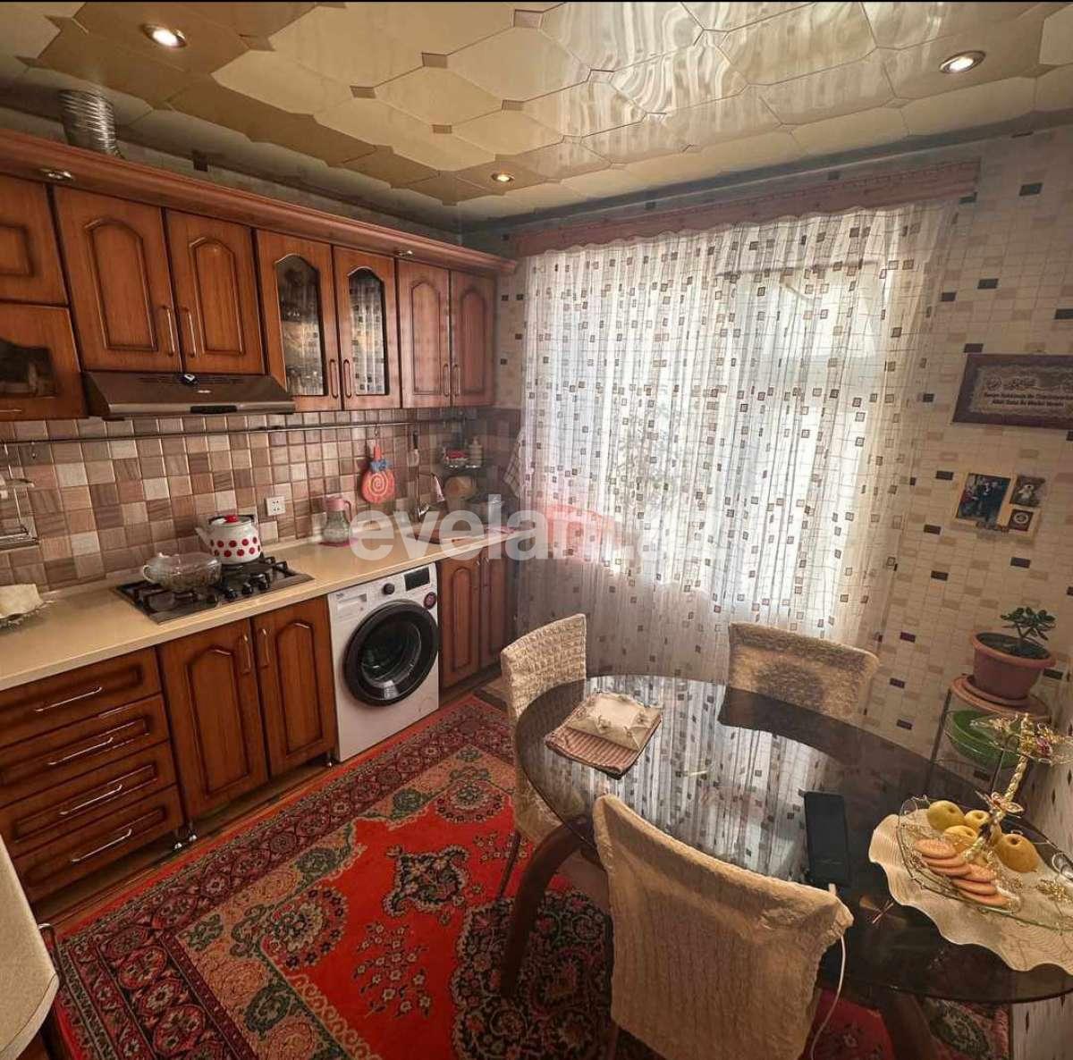 Satılır, köhnə tikili, 2 otaqlı, 70 m², Bakı, Binəqədi r, 9-cu mikrorayon q, Memar Əcəmi m.