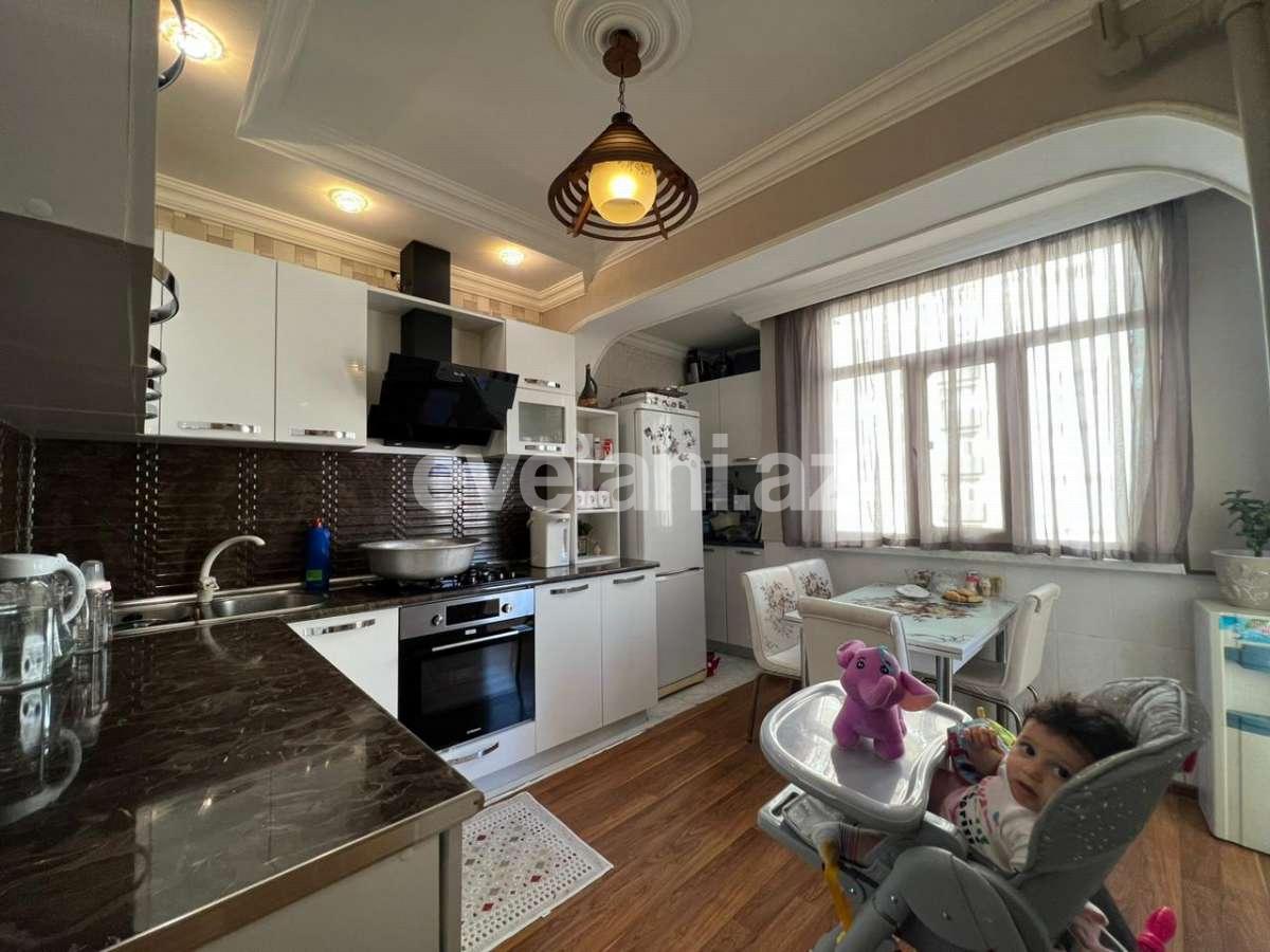 Satılır, köhnə tikili, 4 otaqlı, 90 m², Bakı, Suraxanı r, Yeni Günəşli q, Xalqlar Dostluğu m.