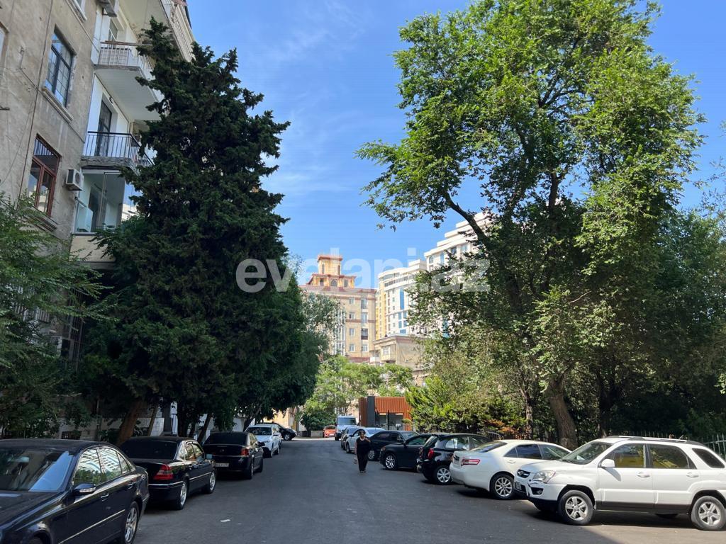 Satılır, köhnə tikili, 2 otaqlı, 60 m², Bakı, Yasamal r, Nizami m.