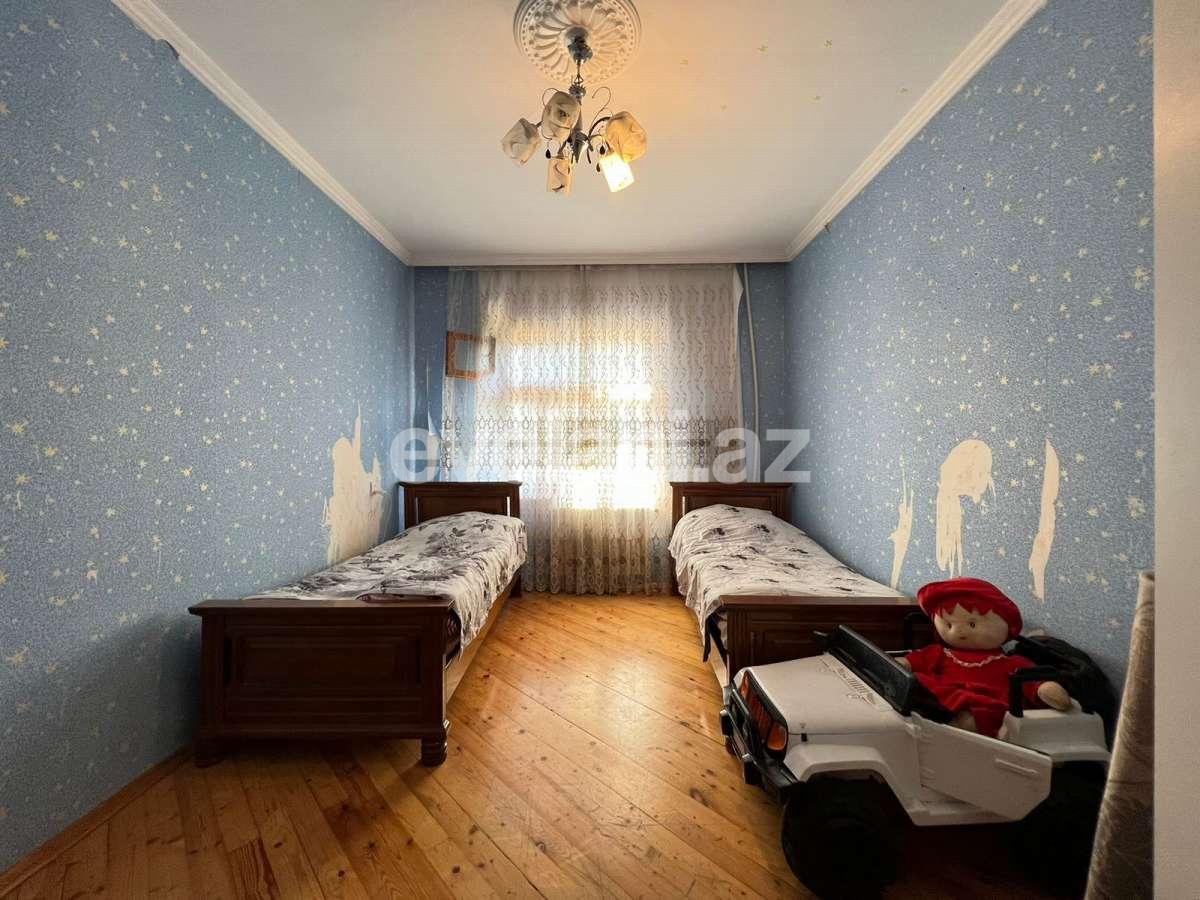 Satılır, köhnə tikili, 4 otaqlı, 100 m², Bakı, Suraxanı r, Yeni Günəşli q, Xalqlar Dostluğu m.
