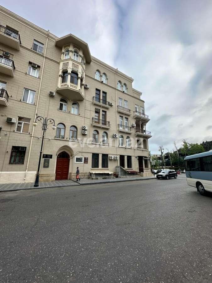 Rent, old building, 4 room, 152 m², Baku, Sabail r, Icheri Sheher m.