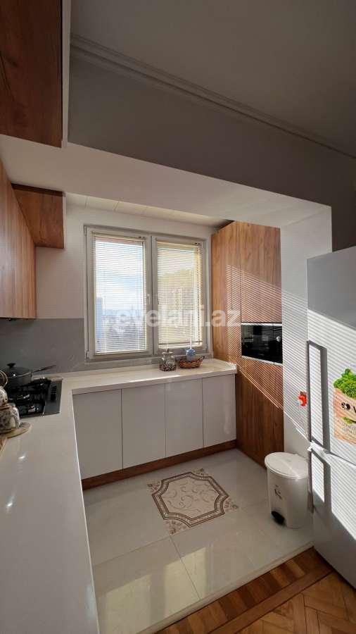 Kirayə verilir, köhnə tikili, 4 otaqlı, 131 m², Bakı, Nəsimi r, 4-cü mikrorayon q, Memar Əcəmi m.