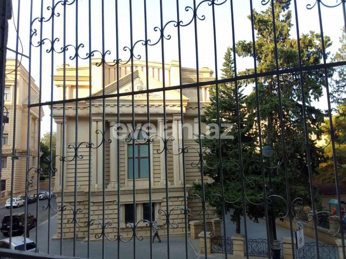 Rent, old building, 4 room, 130 m², Baku, Sabail r, Icheri Sheher m.