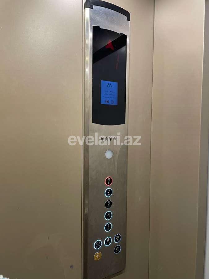 Satılır, köhnə tikili, 2 otaqlı, 60 m², Bakı, Binəqədi r, 8-ci mikrorayon q, Azadlıq prospekti m.