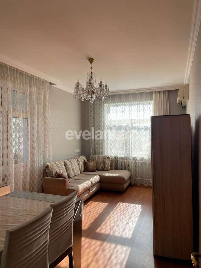 Satılır, köhnə tikili, 2 otaqlı, 60 m², Bakı, Binəqədi r, 8-ci mikrorayon q, Azadlıq prospekti m.