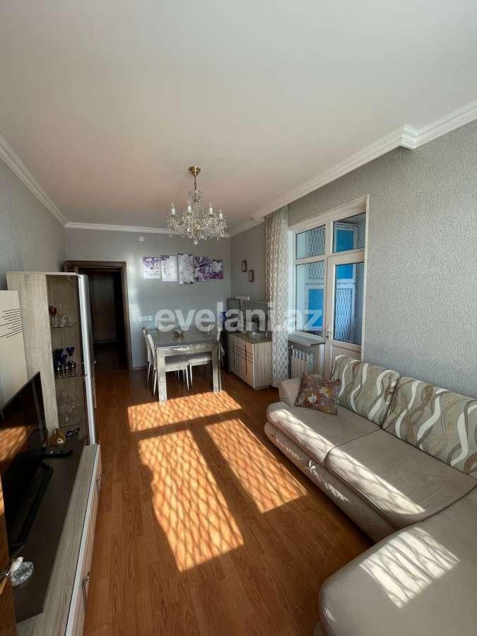 Satılır, köhnə tikili, 2 otaqlı, 60 m², Bakı, Binəqədi r, 8-ci mikrorayon q, Azadlıq prospekti m.