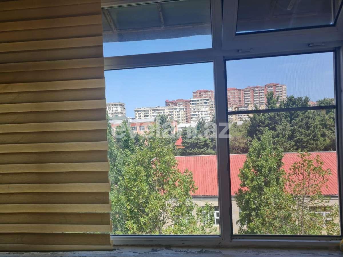 Satılır, köhnə tikili, 3 otaqlı, 62 m², Bakı, Binəqədi r, 8-ci mikrorayon q, Azadlıq prospekti m.