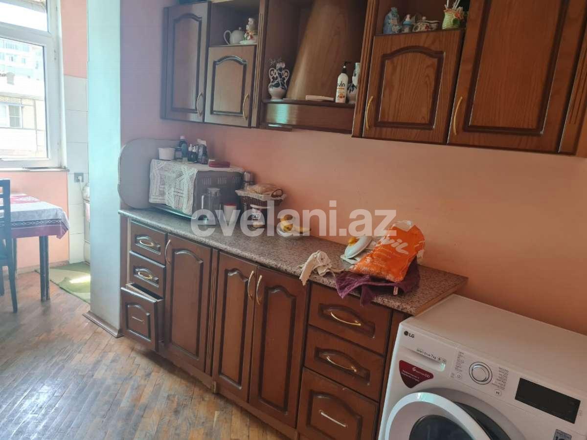 Satılır, köhnə tikili, 3 otaqlı, 62 m², Bakı, Binəqədi r, 8-ci mikrorayon q, Azadlıq prospekti m.