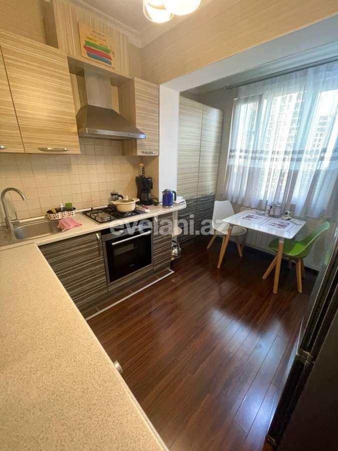 Satılır, köhnə tikili, 2 otaqlı, 65 m², Bakı, Binəqədi r, 8-ci mikrorayon q, Azadlıq prospekti m.