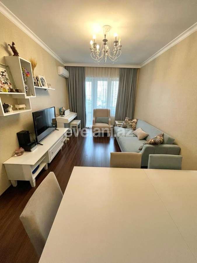 Satılır, köhnə tikili, 2 otaqlı, 65 m², Bakı, Binəqədi r, 8-ci mikrorayon q, Azadlıq prospekti m.