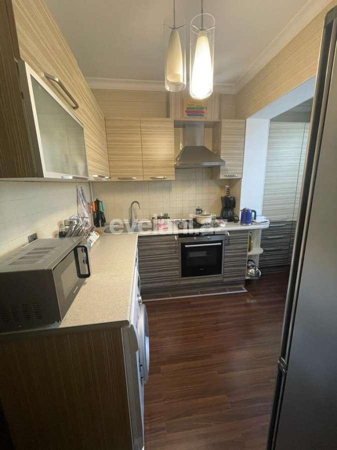 Satılır, köhnə tikili, 2 otaqlı, 65 m², Bakı, Binəqədi r, 8-ci mikrorayon q, Azadlıq prospekti m.