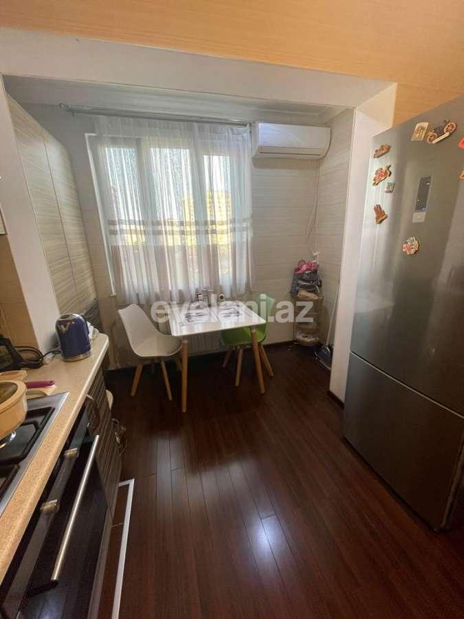 Satılır, köhnə tikili, 2 otaqlı, 65 m², Bakı, Binəqədi r, 8-ci mikrorayon q, Azadlıq prospekti m.