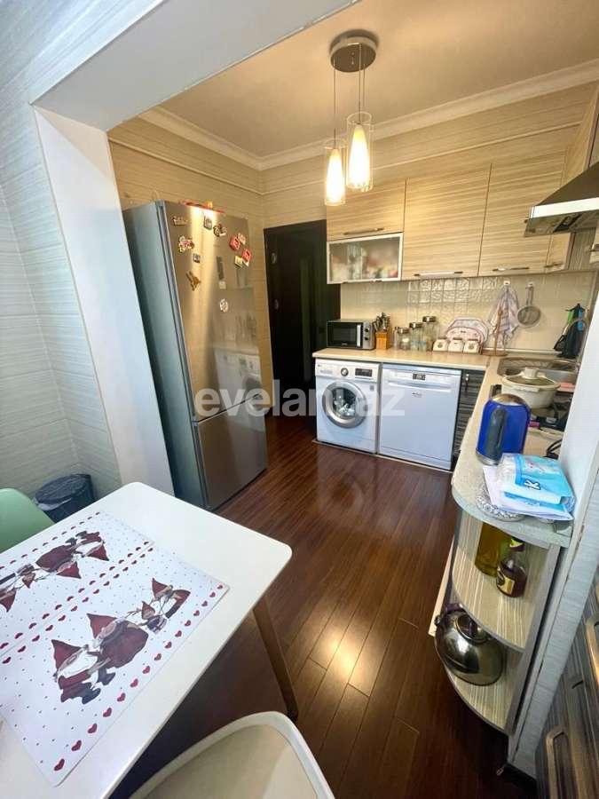 Satılır, köhnə tikili, 2 otaqlı, 65 m², Bakı, Binəqədi r, 8-ci mikrorayon q, Azadlıq prospekti m.