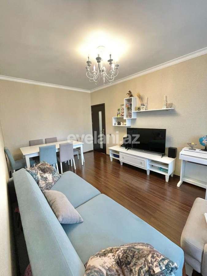 Satılır, köhnə tikili, 2 otaqlı, 65 m², Bakı, Binəqədi r, 8-ci mikrorayon q, Azadlıq prospekti m.