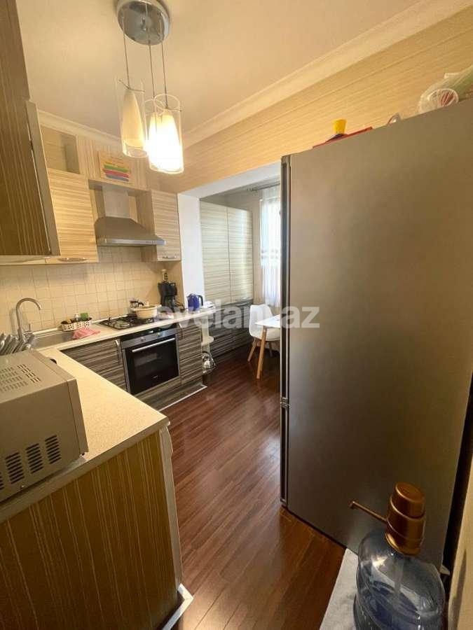 Satılır, köhnə tikili, 2 otaqlı, 65 m², Bakı, Binəqədi r, 8-ci mikrorayon q, Azadlıq prospekti m.