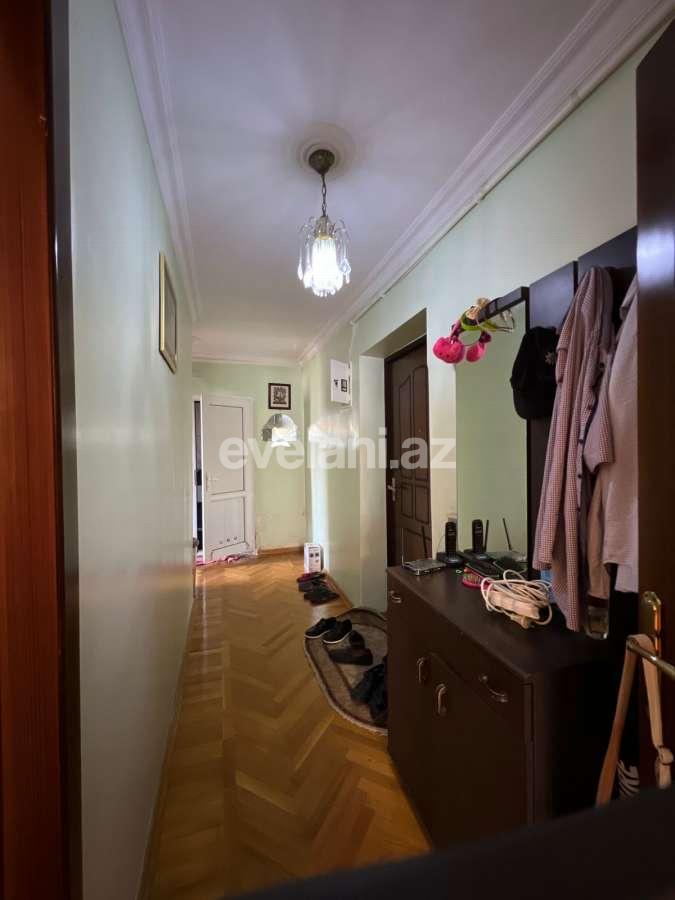 Satılır, köhnə tikili, 4 otaqlı, 70 m², Bakı, Nəsimi r, 4-cü mikrorayon q, Memar Əcəmi m.