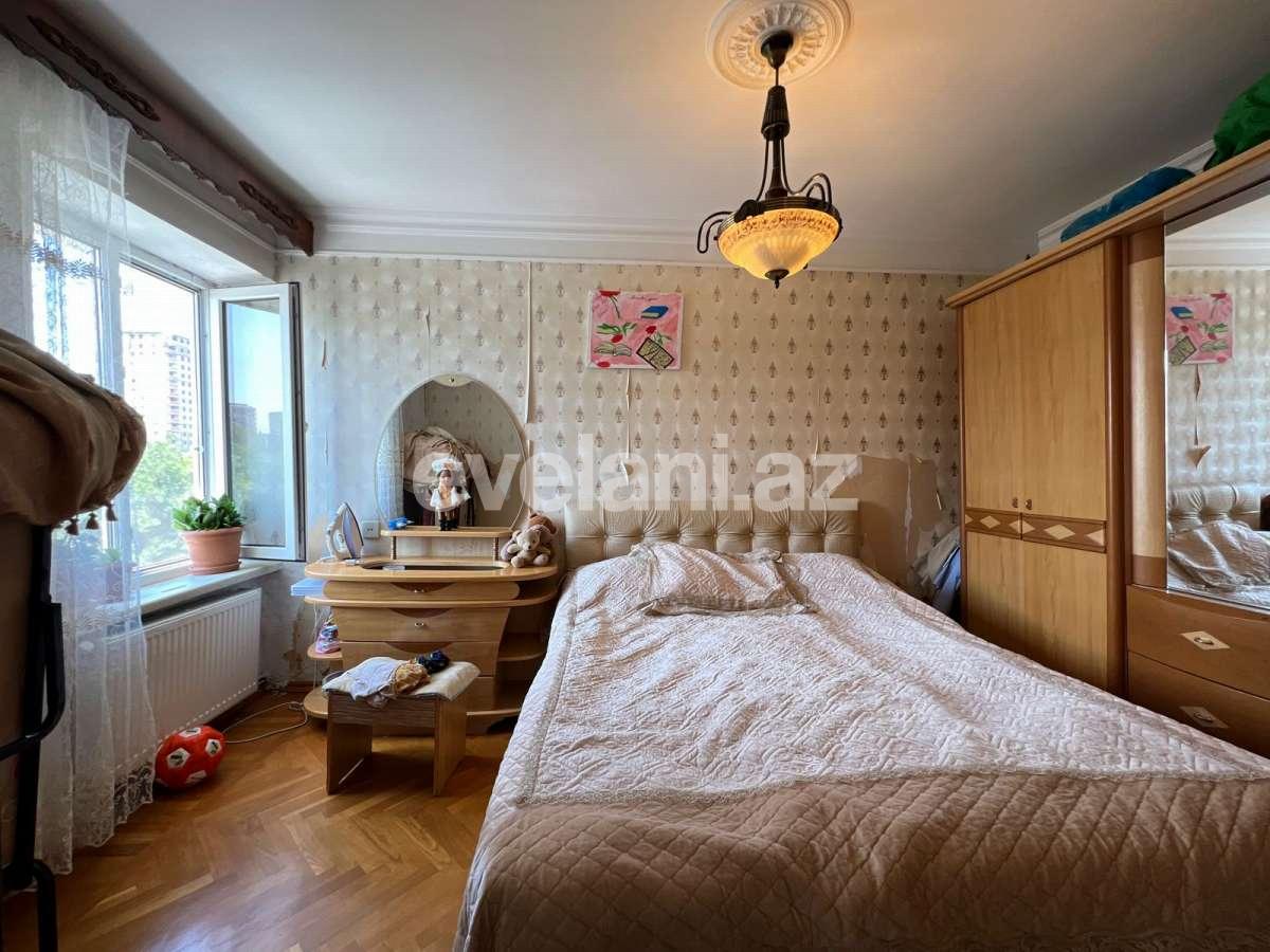 Satılır, köhnə tikili, 4 otaqlı, 70 m², Bakı, Nəsimi r, 4-cü mikrorayon q, Memar Əcəmi m.