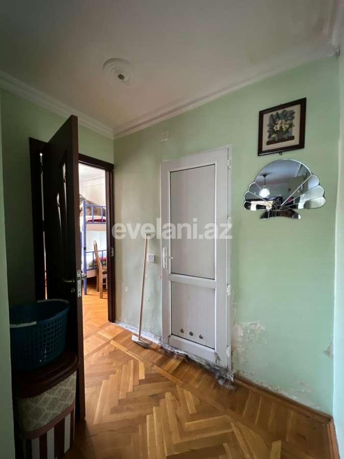 Satılır, köhnə tikili, 4 otaqlı, 70 m², Bakı, Nəsimi r, 4-cü mikrorayon q, Memar Əcəmi m.