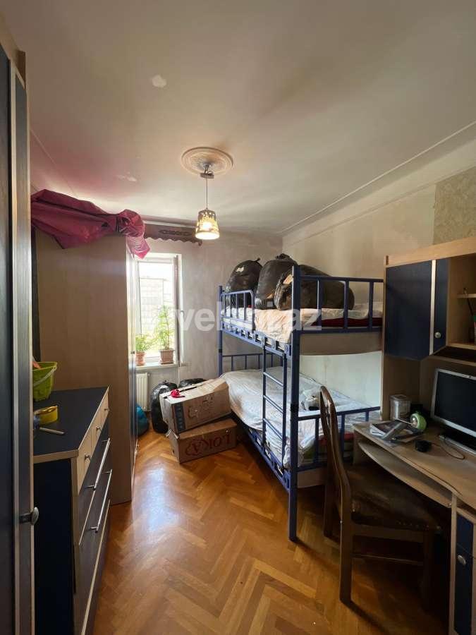 Satılır, köhnə tikili, 4 otaqlı, 70 m², Bakı, Nəsimi r, 4-cü mikrorayon q, Memar Əcəmi m.