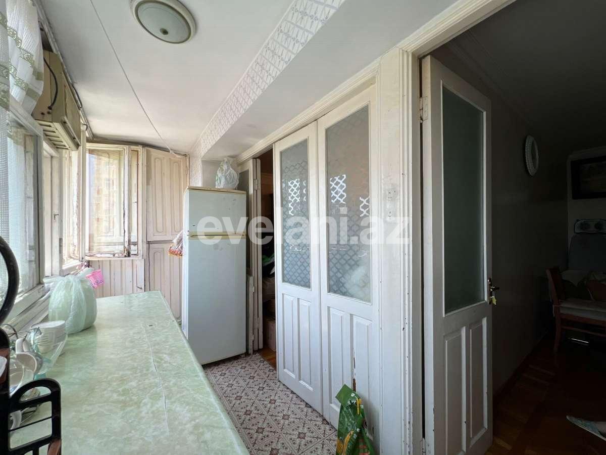 Satılır, köhnə tikili, 4 otaqlı, 70 m², Bakı, Nəsimi r, 4-cü mikrorayon q, Memar Əcəmi m.