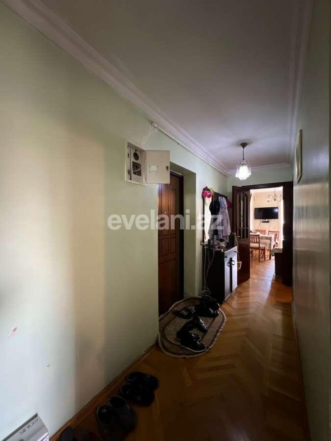 Satılır, köhnə tikili, 4 otaqlı, 70 m², Bakı, Nəsimi r, 4-cü mikrorayon q, Memar Əcəmi m.