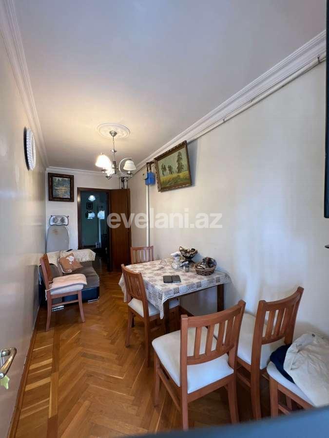 Satılır, köhnə tikili, 4 otaqlı, 70 m², Bakı, Nəsimi r, 4-cü mikrorayon q, Memar Əcəmi m.