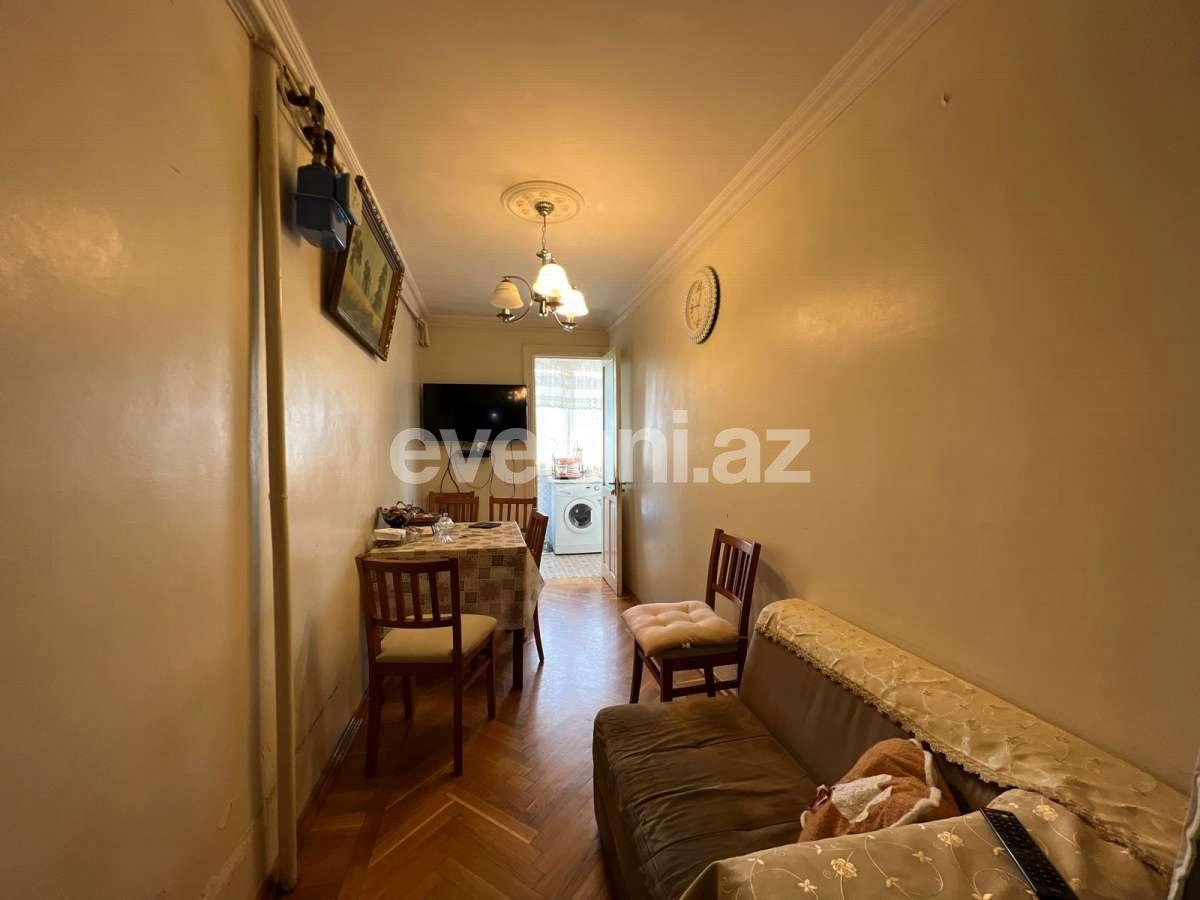 Satılır, köhnə tikili, 4 otaqlı, 70 m², Bakı, Nəsimi r, 4-cü mikrorayon q, Memar Əcəmi m.