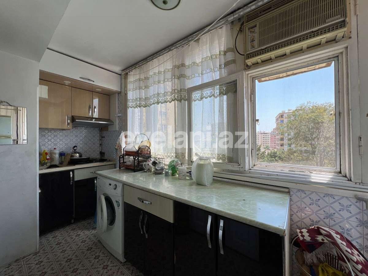 Satılır, köhnə tikili, 4 otaqlı, 70 m², Bakı, Nəsimi r, 4-cü mikrorayon q, Memar Əcəmi m.