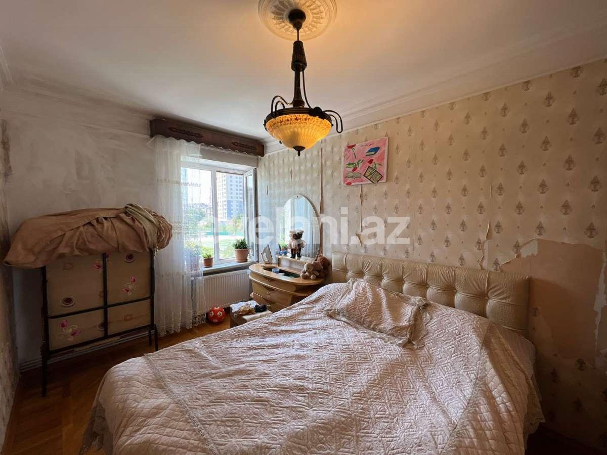 Satılır, köhnə tikili, 4 otaqlı, 70 m², Bakı, Nəsimi r, 4-cü mikrorayon q, Memar Əcəmi m.