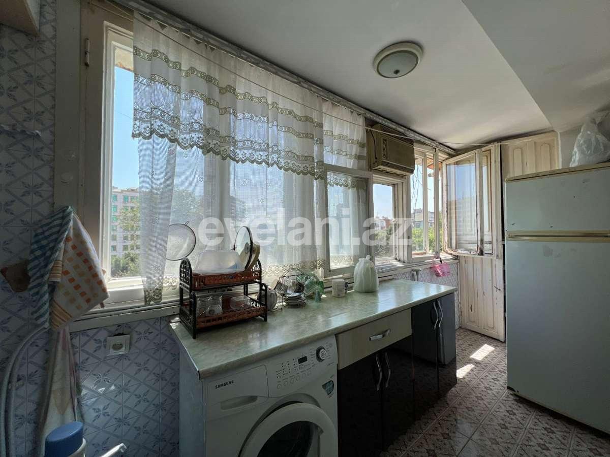 Satılır, köhnə tikili, 4 otaqlı, 70 m², Bakı, Nəsimi r, 4-cü mikrorayon q, Memar Əcəmi m.