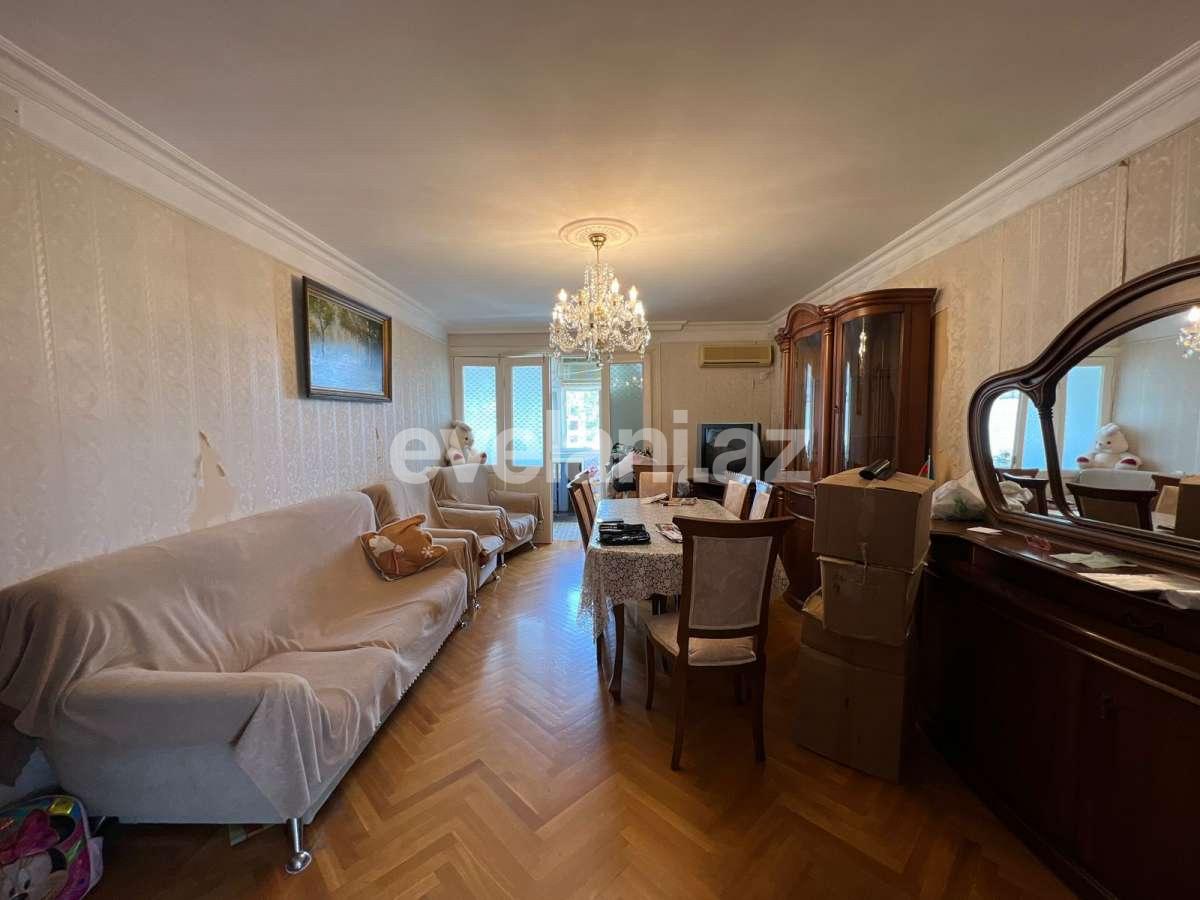 Satılır, köhnə tikili, 4 otaqlı, 70 m², Bakı, Nəsimi r, 4-cü mikrorayon q, Memar Əcəmi m.