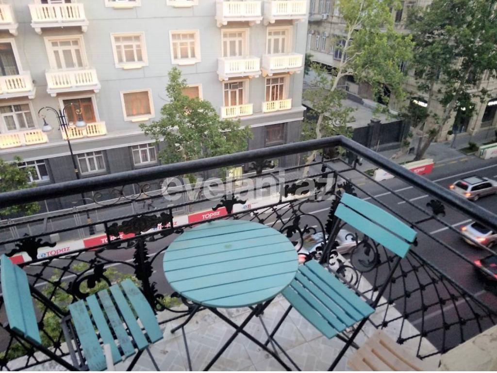 Kirayə verilir, köhnə tikili, 2 otaqlı, 50 m², Bakı, Səbail r, Sahil m.