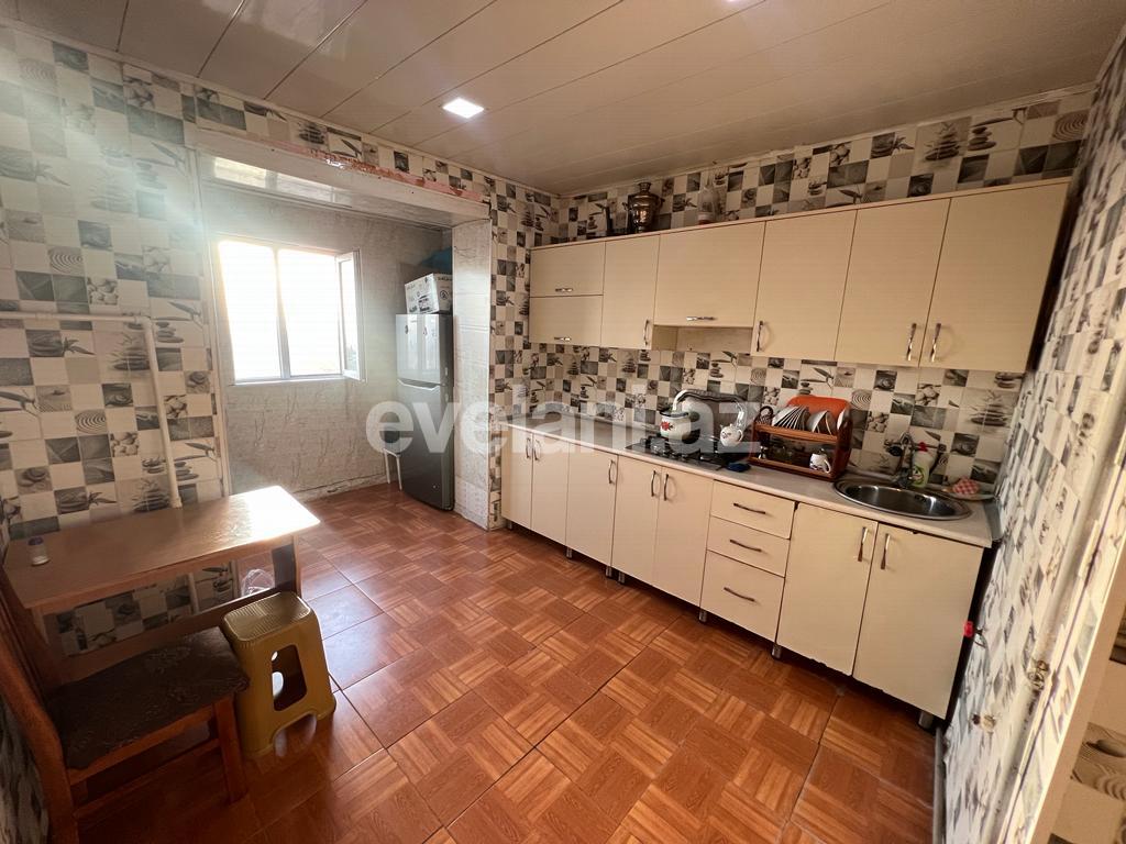 Satılır, köhnə tikili, 5 otaqlı, 100 m², Bakı, Suraxanı r, Yeni Günəşli q, Xalqlar Dostluğu m.