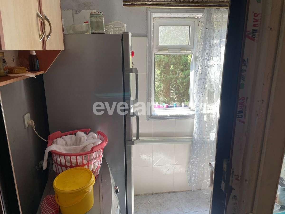Satılır, köhnə tikili, 3 otaqlı, 50 m², Bakı, Nəsimi r, 3-cü mikrorayon q, Memar Əcəmi m.