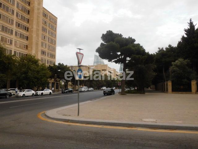 Satılır, köhnə tikili, 3 otaqlı, 70 m², Bakı, Yasamal r, Elmlər Akademiyası m.