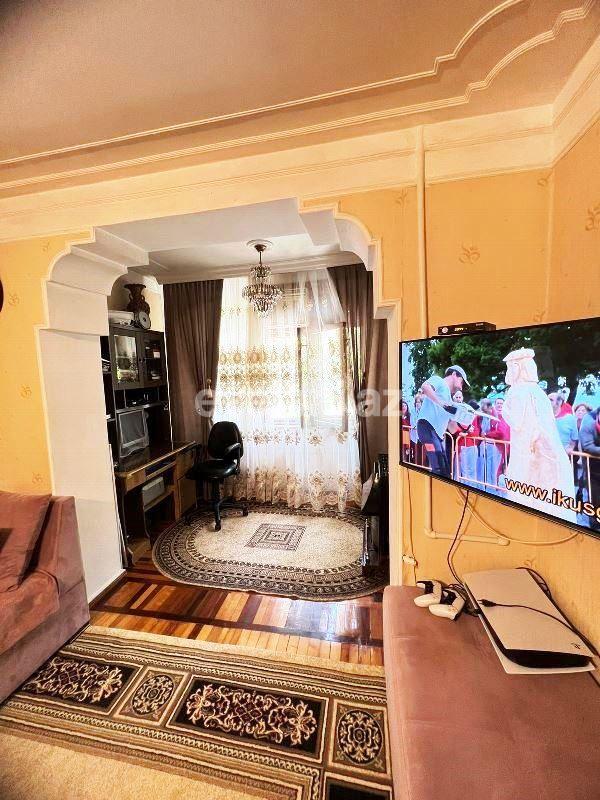 Satılır, köhnə tikili, 3 otaqlı, 90 m², Bakı, Nizami r, 8-ci kilometr q, Qara Qarayev m.