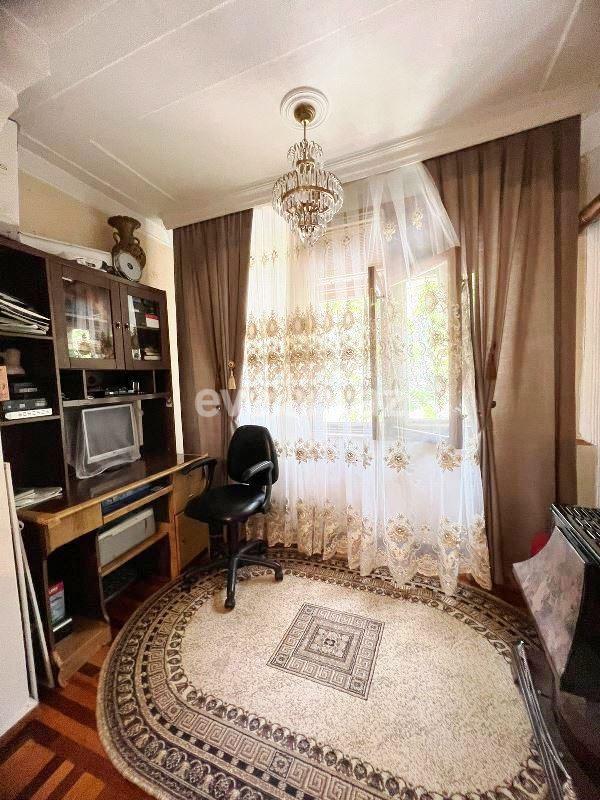 Satılır, köhnə tikili, 3 otaqlı, 90 m², Bakı, Nizami r, 8-ci kilometr q, Qara Qarayev m.