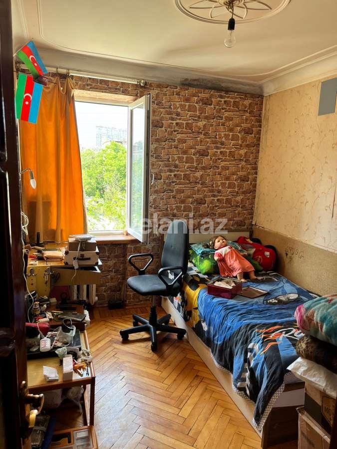 Satılır, köhnə tikili, 3 otaqlı, 70 m², Bakı, Nəsimi r, 4-cü mikrorayon q, Memar Əcəmi m.
