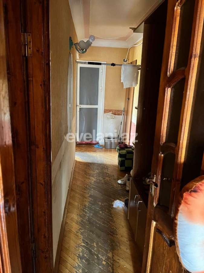 Satılır, köhnə tikili, 3 otaqlı, 70 m², Bakı, Nəsimi r, 4-cü mikrorayon q, Memar Əcəmi m.