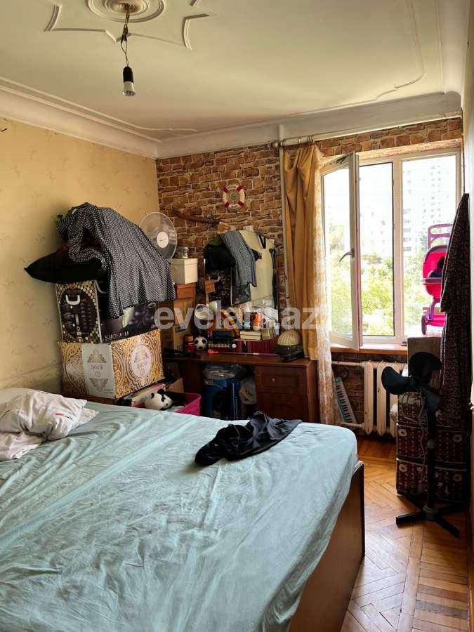 Satılır, köhnə tikili, 3 otaqlı, 70 m², Bakı, Nəsimi r, 4-cü mikrorayon q, Memar Əcəmi m.