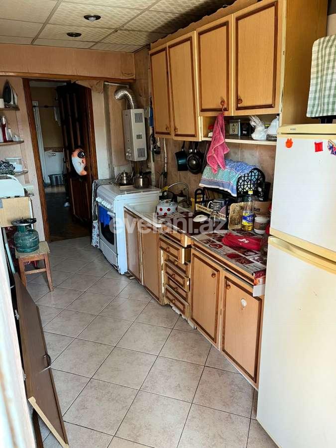 Satılır, köhnə tikili, 3 otaqlı, 70 m², Bakı, Nəsimi r, 4-cü mikrorayon q, Memar Əcəmi m.