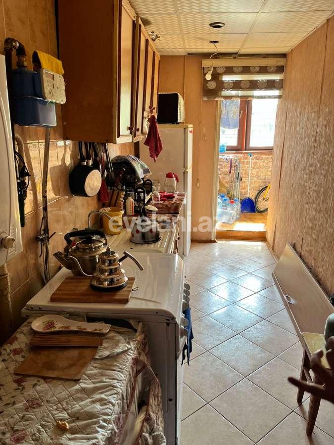 Satılır, köhnə tikili, 3 otaqlı, 70 m², Bakı, Nəsimi r, 4-cü mikrorayon q, Memar Əcəmi m.