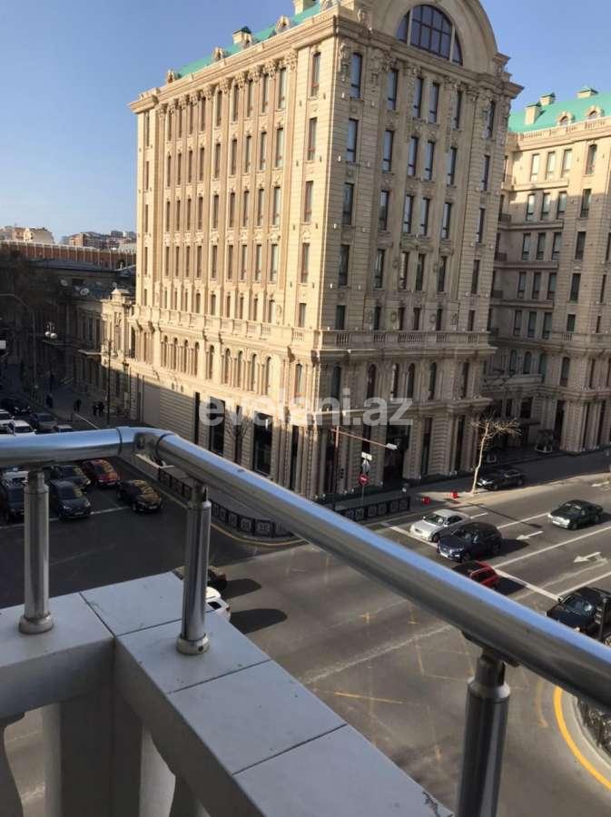 Kirayə verilir, köhnə tikili, 2 otaqlı, 80 m², Bakı, Səbail r, Sahil m.