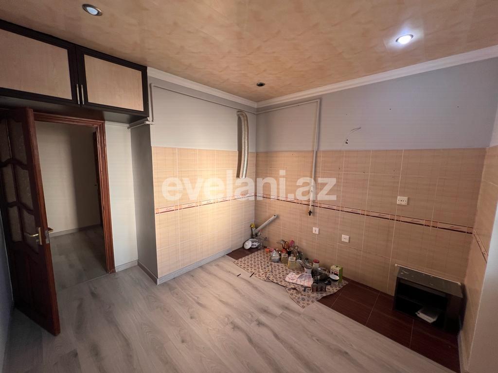 Satılır, köhnə tikili, 3 otaqlı, 80 m², Bakı, Suraxanı r, Yeni Günəşli q, Xalqlar Dostluğu m.