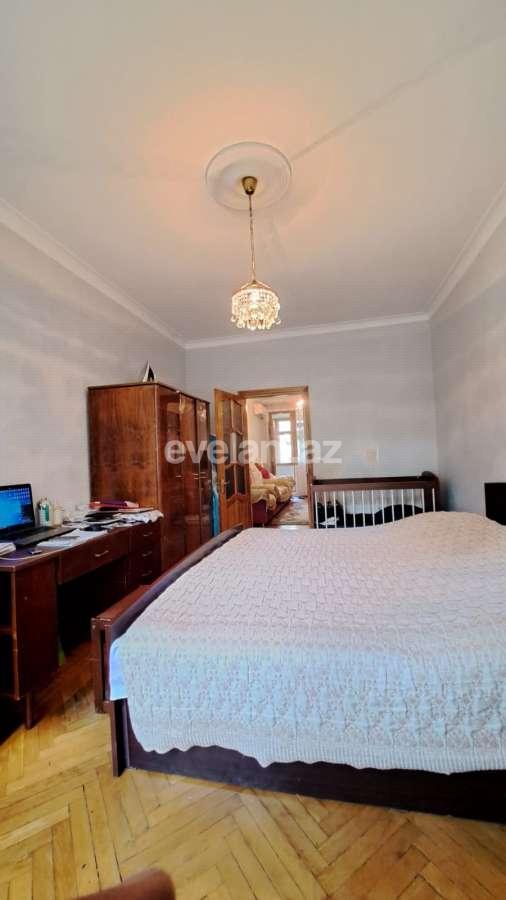 Satılır, köhnə tikili, 3 otaqlı, 65 m², Bakı, Nəsimi r, 4-cü mikrorayon q, Memar Əcəmi m.