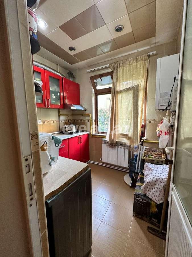 Satılır, köhnə tikili, 3 otaqlı, 70 m², Bakı, Nəsimi r, 3-cü mikrorayon q, Memar Əcəmi m.